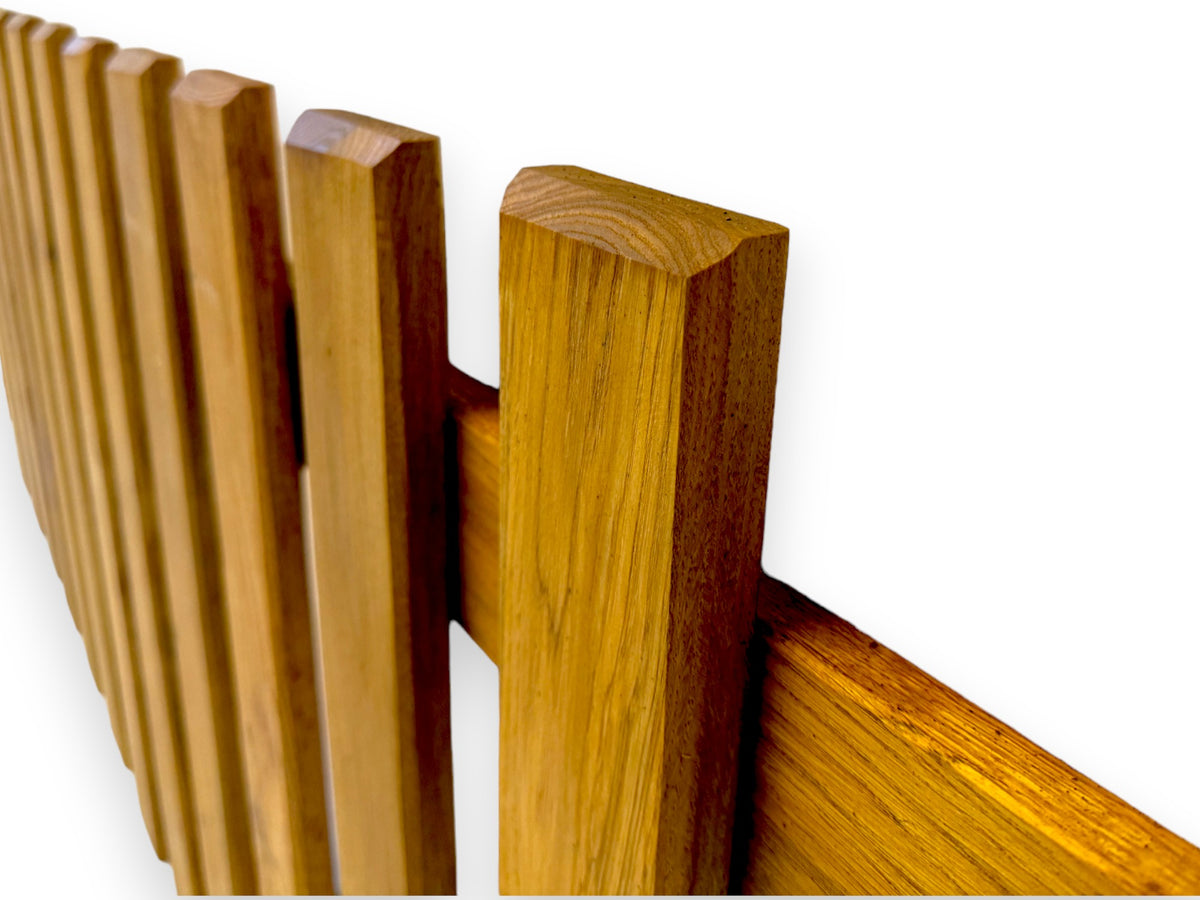 Lattenköpfe und Querriegel des lasierten Hennezauns im Detail