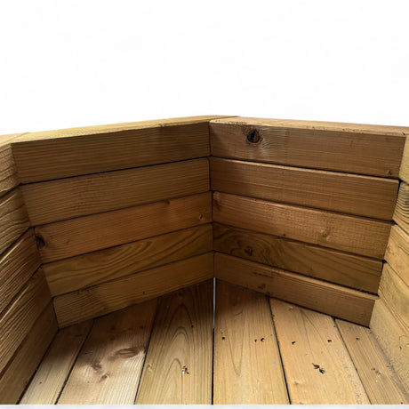 Blick in den Holz Pflanzkübel Veischede auf Innenwände und Bretterboden