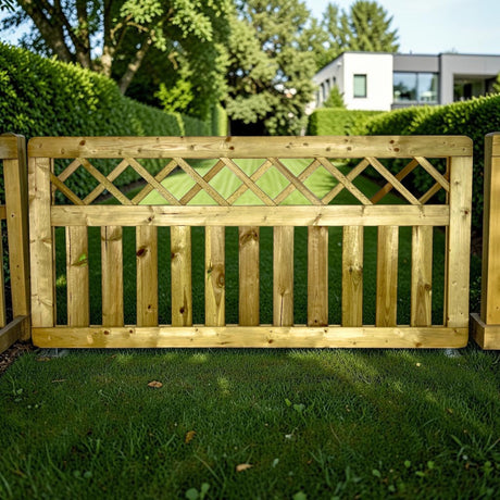 Holz Gartenzaun Listerzaun mit Rankgitter Oberteil vor einer Hecke im Garten