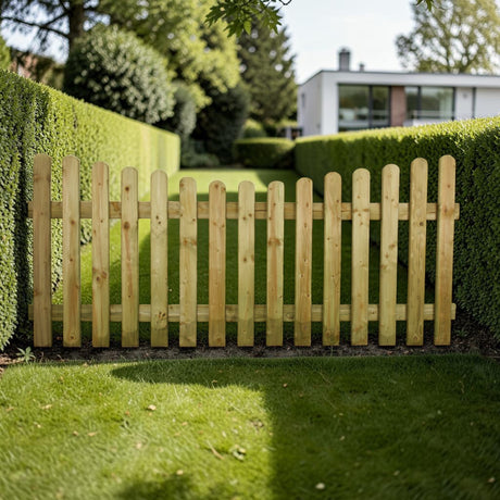 Holz Gartenzaun Lörmeckezaun als Grundstücksgrenze auf dem Rasen zwischen Hecken