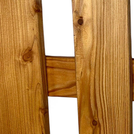 Geölte Lärchenlatten mit Querriegel und Maserung in Nahaufnahme