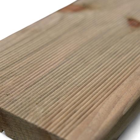 Riffelung und Maserung der grün imprägnierten Nadelholz Terrassendiele, Nahaufnahme