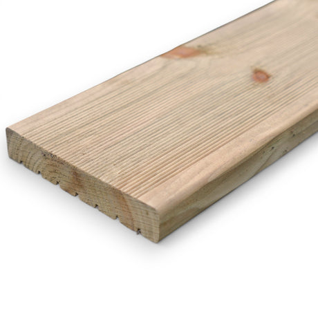 Kesseldruckimprägnierte Nadelholz Terrassendiele mit Ast schräg von oben, Freisteller