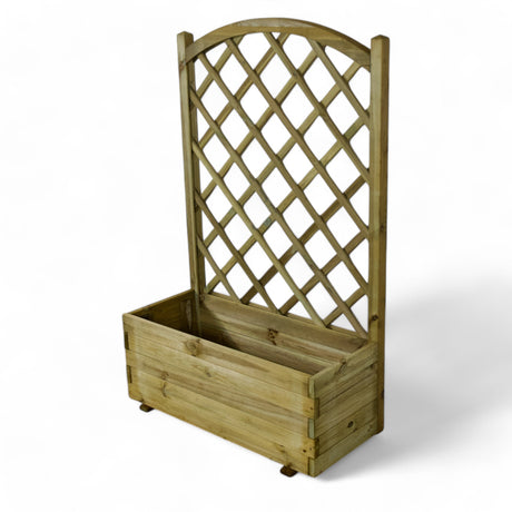 Blumenkübel Henne mit diagonalem Holz Rankgitter schräg von rechts, Freisteller