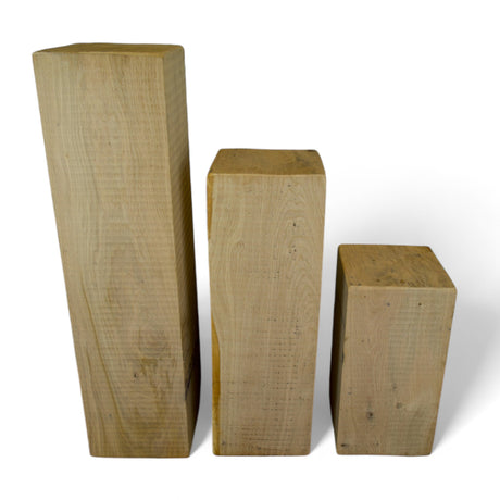Drei massive Holzsäulen aus Eiche gestaffelt von hoch bis niedrig, Seitenansicht