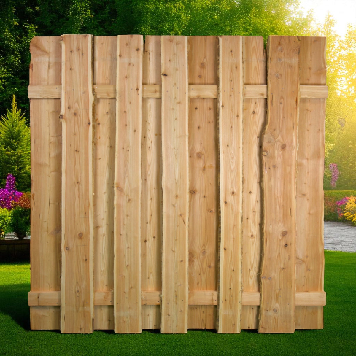 Rustikaler Lärchenzaun Mittelsberg auf Rasen im Garten als natürlicher Sichtschutz