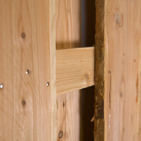 Querriegel zwischen versetzten Lärchenlatten am Sichtschutz Mittelsberg, Detail