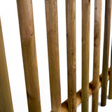 Zaunlatten eines Senkrechtzauns aus Holz im Detail mit sichtbarer Holzmaserung