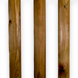 Drei Zaunlatten aus kesseldruckimprägniertem Holz im Detail, braune Oberfläche