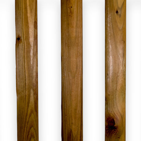 Drei Zaunlatten aus kesseldruckimprägniertem Holz im Detail, braune Oberfläche