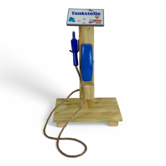 Spielgerät Tankstelle aus kesseldruckimprägniertem Holz mit blauer Zapfsäule, Schild und Bodenplatte, Freisteller