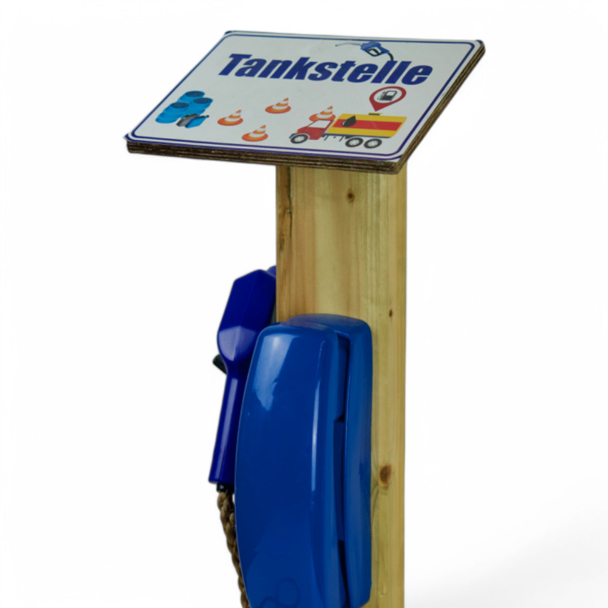 Beschriftetes Tankstelle Schild und blaue Zapfsäule am Holzpfosten, Nahaufnahme
