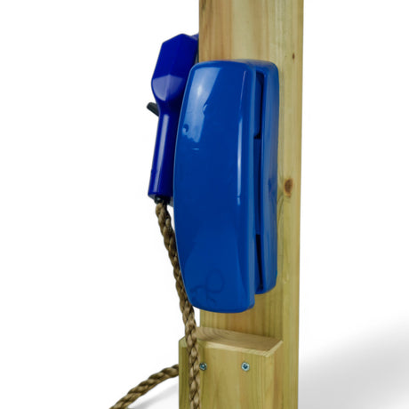 Blaues Spiel Telefon mit Hörer am Holzpfosten der Kinder Tankstelle, Nahaufnahme