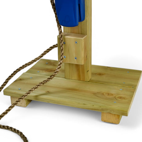 Holzbodenplatte mit Pfosten und Seilschlauch der Spiel Tankstelle, Detail