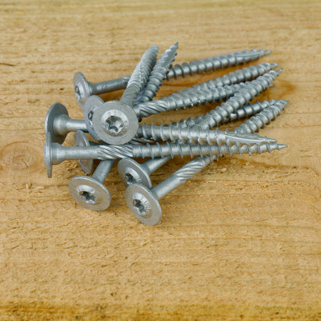 Tellerkopfschrauben TLL als Holz und Zaunschraube mit breitem Tellerkopf und Torx Antrieb auf Holzbrett