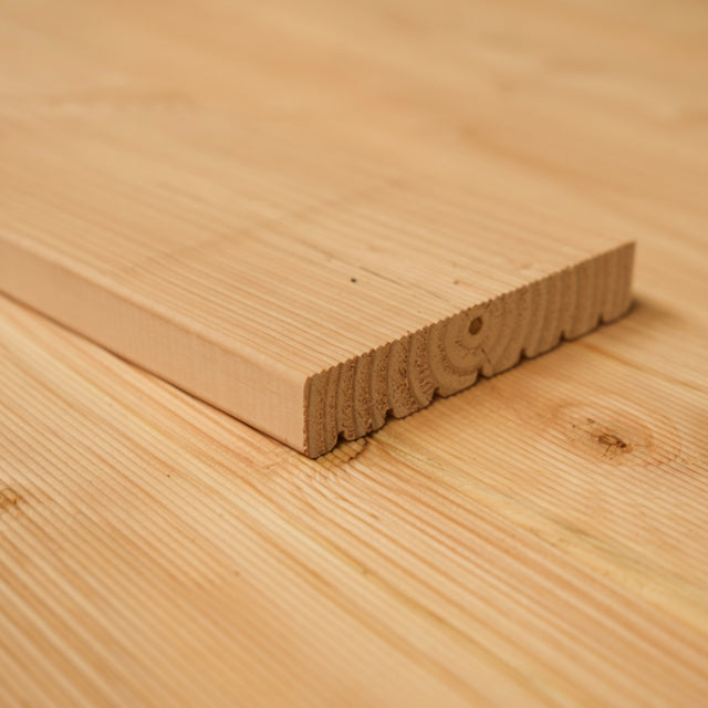 Terrassendielen Komplettset Douglasie mit Diele auf verlegter Holzterrasse, Stirnseite mit Nutprofil