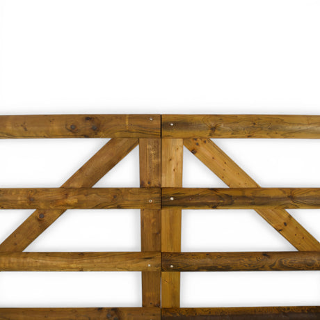 Mitte des doppelflügeligen Holztors mit zusammentreffenden Torflügeln, Detail