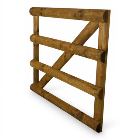 Weidetor aus Holz schräg von der Seite gesehen, Freisteller