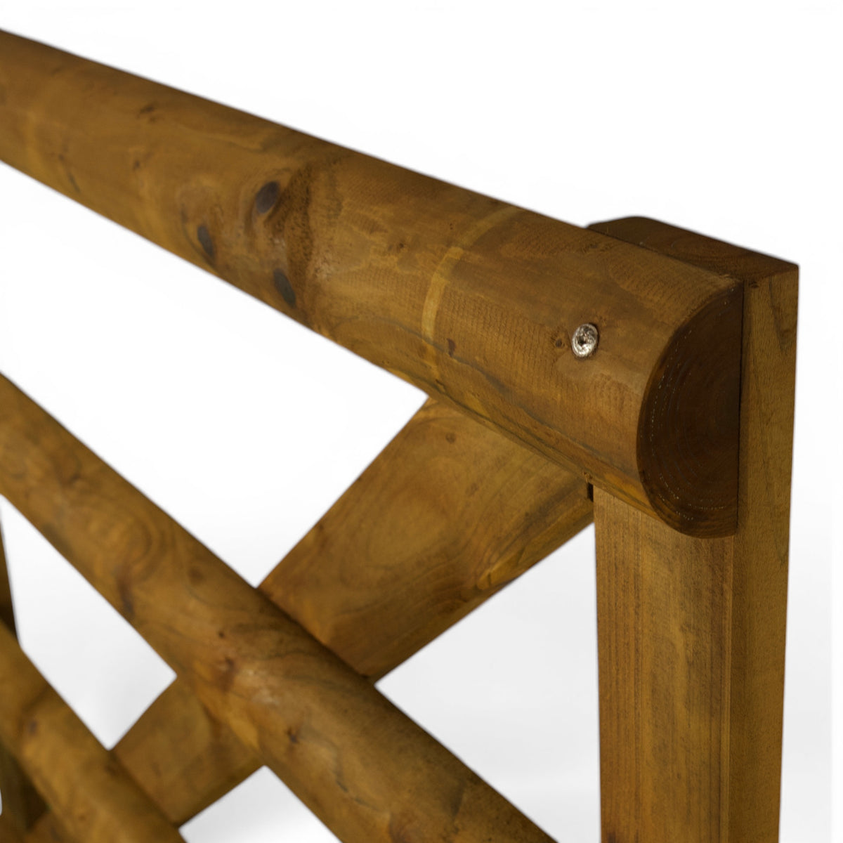 Eckverbindung am kesseldruckimprägnierten Holztor mit Schraube, Nahaufnahme