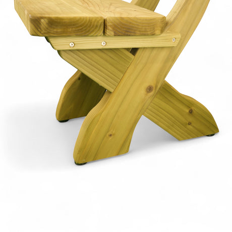 Gekreuzte Stuhlbeine unter der Sitzfläche des Holzstuhls im Detail