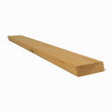 Rhombusleiste aus Holz naturbelassen in voller Länge schräg von oben