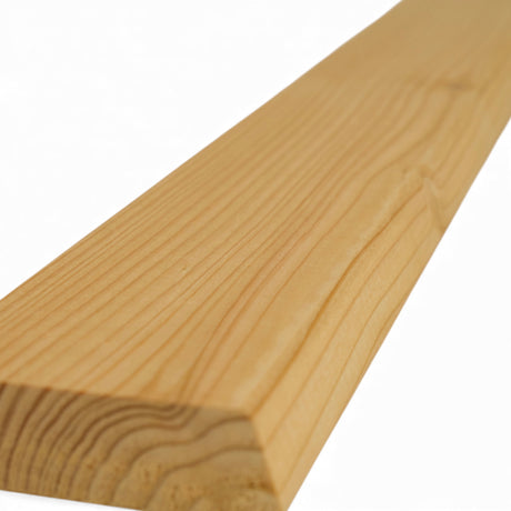 Nahaufnahme der Holzmaserung und Fase an einer naturbelassenen Rhombusleiste