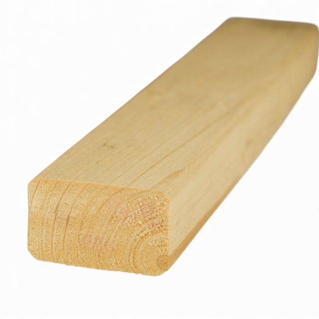 Dachlatte KVH naturbelassen, gehobelte Holzlatte mit gefasten Kanten, Schrägansicht
