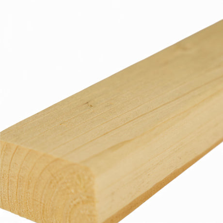 Naturbelassene Dachlatte im Detail mit Holzmaserung an der Längsseite