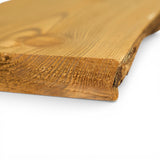 Stirnseite und Waldkante einer gehobelten Lärchen Zaunbohle im Detail