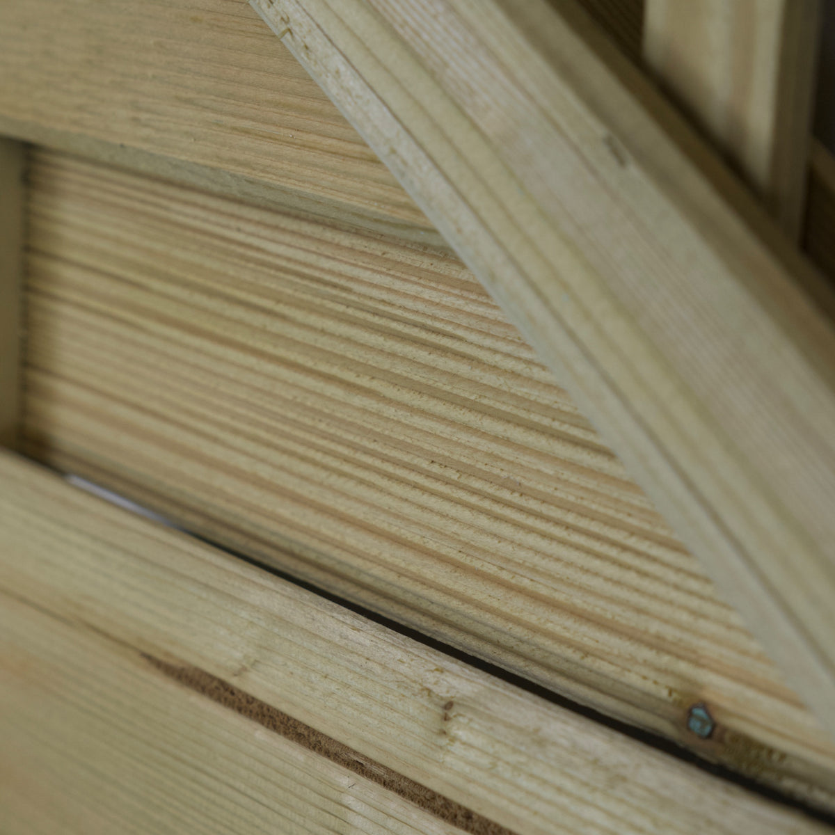 Lamellen und Rahmen aus kesseldruckimprägniertem Holz im Detail
