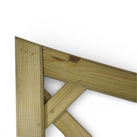 Rahmenecke mit Diagonalstrebe am Holz Sichtschutzelement im Detail