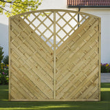 Holz Sichtschutzzaun Helle mit Rundbogen auf Rasen vor einem hellen Haus