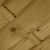 Nahaufnahme eines Profilbretts mit Ast am Holz Sichtschutz Helle