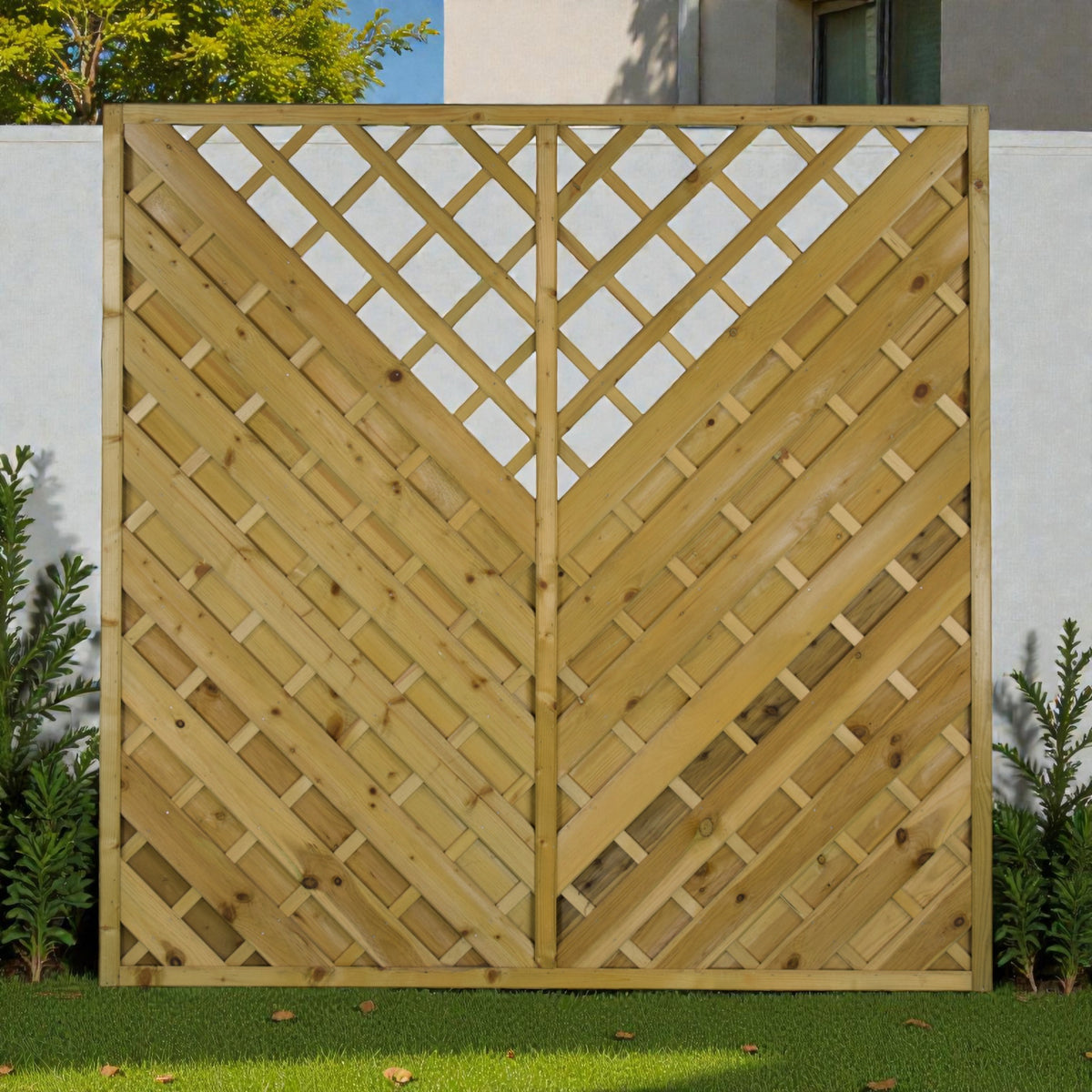 Sichtschutzzaun Borberg aus Holz vor einer weißen Hauswand auf Rasen im Garten