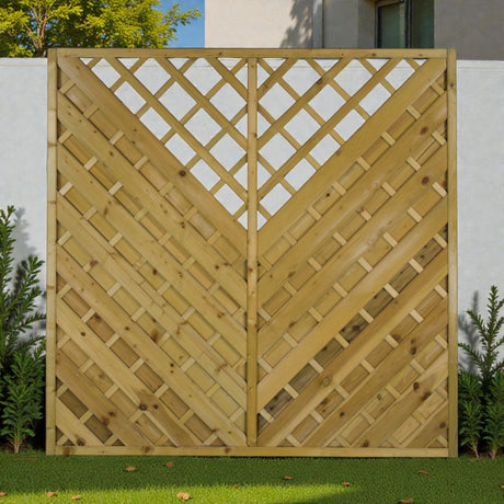 Sichtschutzzaun Borberg aus Holz vor einer weißen Hauswand auf Rasen im Garten