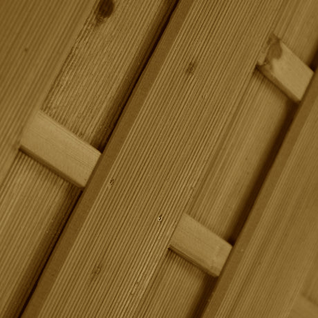 Diagonale Profilbretter mit Abstandshaltern am Dichtzaun Borberg im Detail