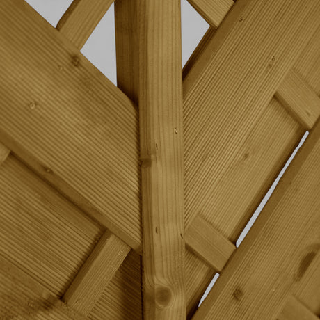 Senkrechte Mittelleiste zwischen diagonalen Brettern des Sichtschutzzauns Borberg