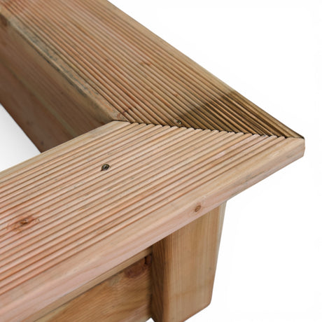 Gehrung des geriffelten Sitzrands an der Ecke des Holz Sandkastens Willingen