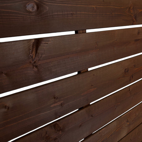 Holzmaserung der braun lasierten Latten mit schmalen Lichtfugen am Hardt