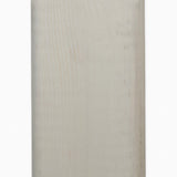 Oberfläche des beige lasierten Friesenzaunpfostens mit sichtbarer Holzmaserung, Nahaufnahme