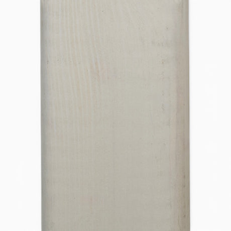Oberfläche des beige lasierten Friesenzaunpfostens mit sichtbarer Holzmaserung, Nahaufnahme