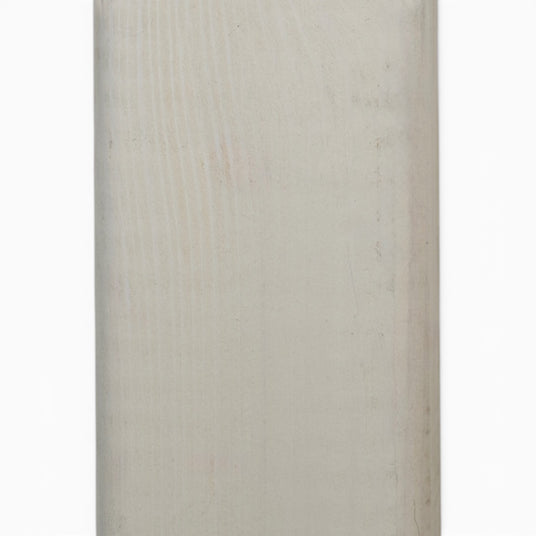 Oberfläche des beige lasierten Friesenzaunpfostens mit sichtbarer Holzmaserung, Nahaufnahme