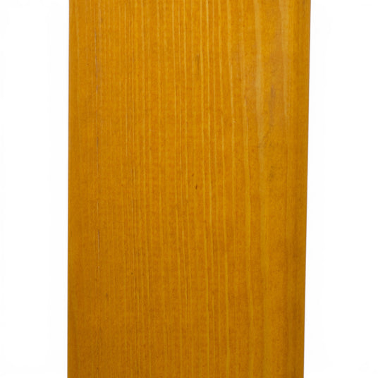 Holzmaserung der honigfarbenen Lasur auf dem Vierkantpfosten im Detail