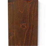 Holzmaserung mit Ast unter der dunkelbraunen Lasur im Detail