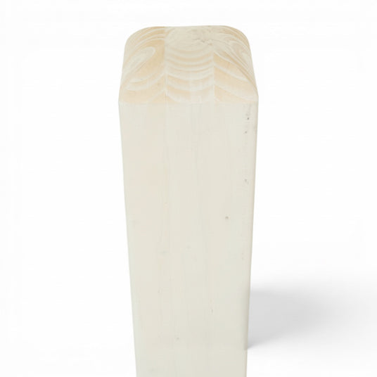 Beige lasierter Leimholzpfosten von der Kante mit Schatten, Freisteller
