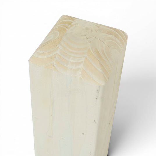 Pyramidenkopf mit Maserung am beige lasierten Leimholzpfosten, Nahaufnahme