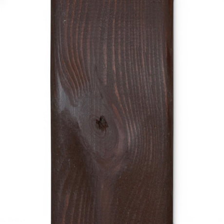Holzmaserung mit Ast unter der dunkelbraunen Lasur, Nahaufnahme