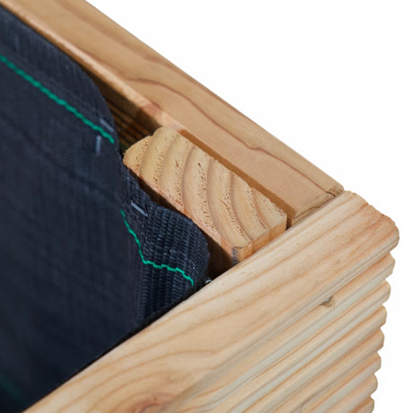 Eckverbindung der Holzprofile mit Pflanzfolie innen im Detail