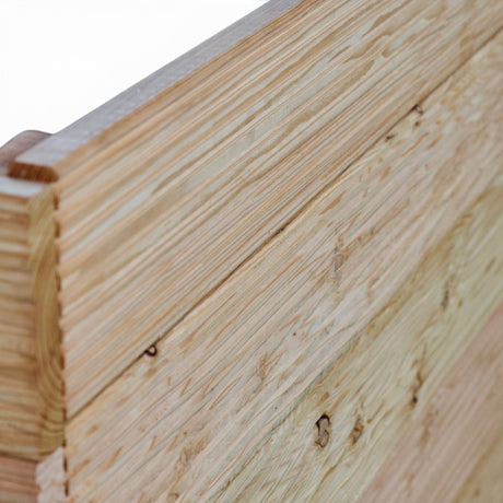 Nahaufnahme der naturbelassenen Holzbretter an der Außenseite des Pflanzbeets