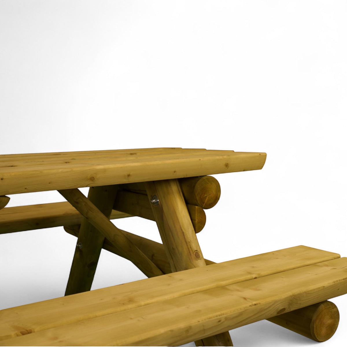 Ecke des Picknicktisches Hönnetal mit Bankende und Rundholzstütze im Detail